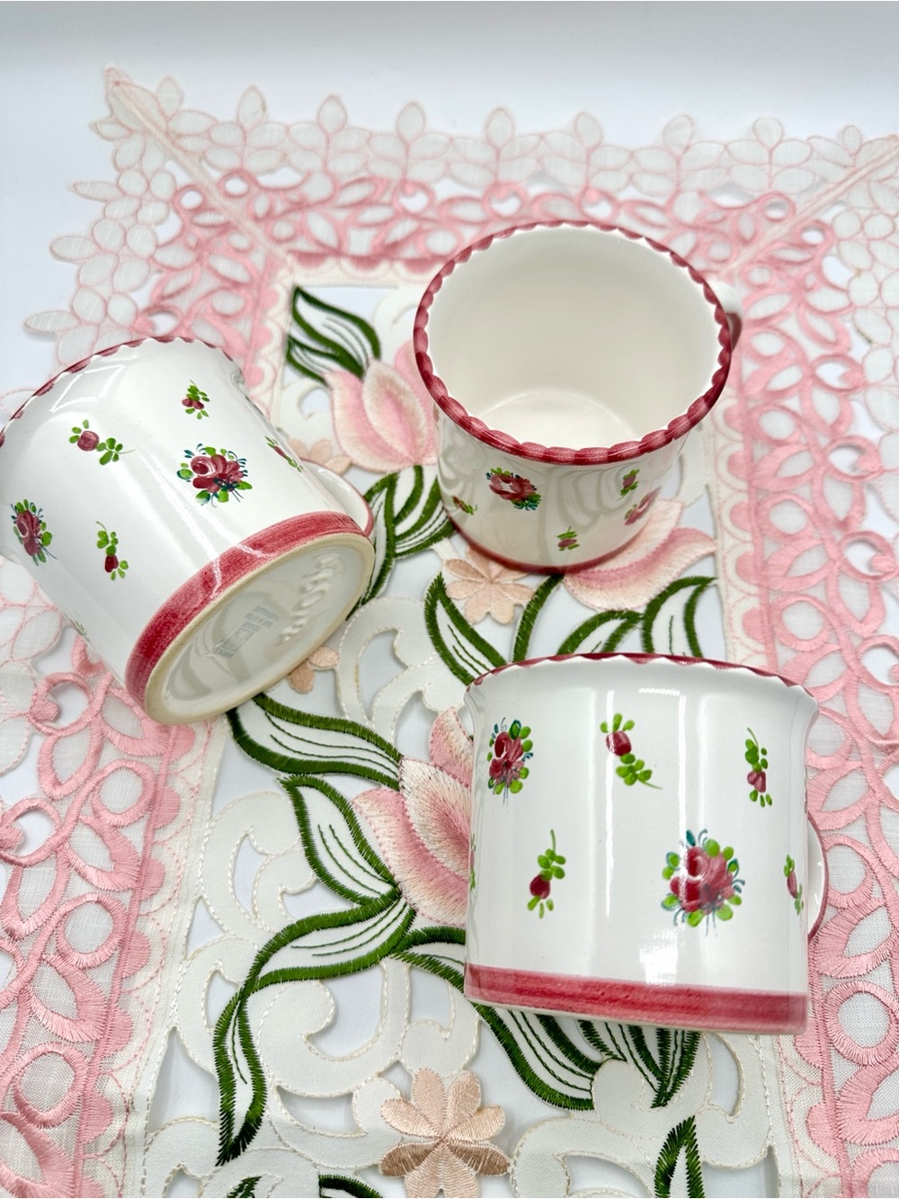 3 Austrian Gmundner Keramik Mugs. Biedermeier pattern. Hand Painted. - Picture 9 of 12